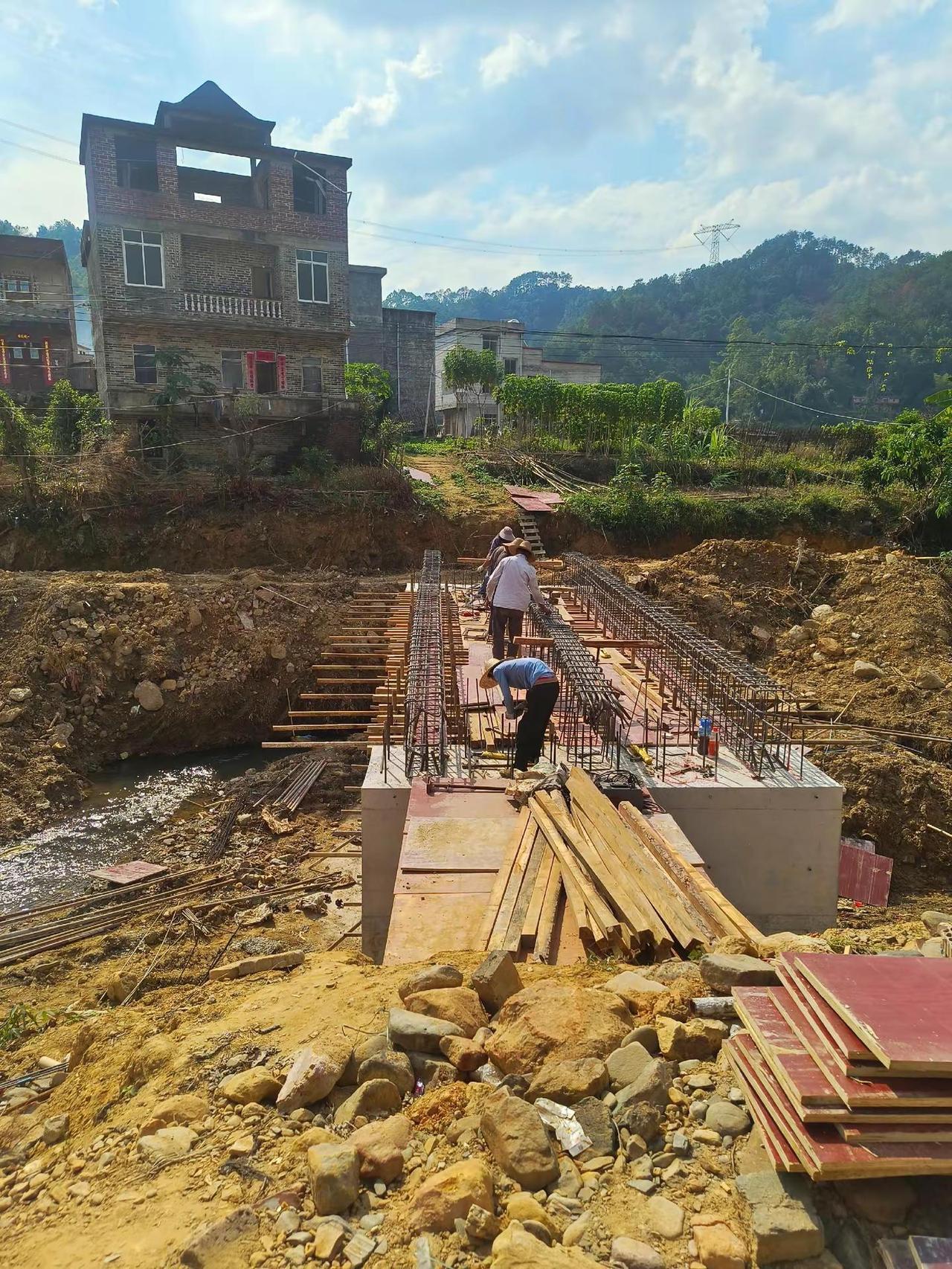 大塘山（旧木桥）一桥重建，从古到今，修桥者，度千万人；铺路者，利万千人，修桥铺路