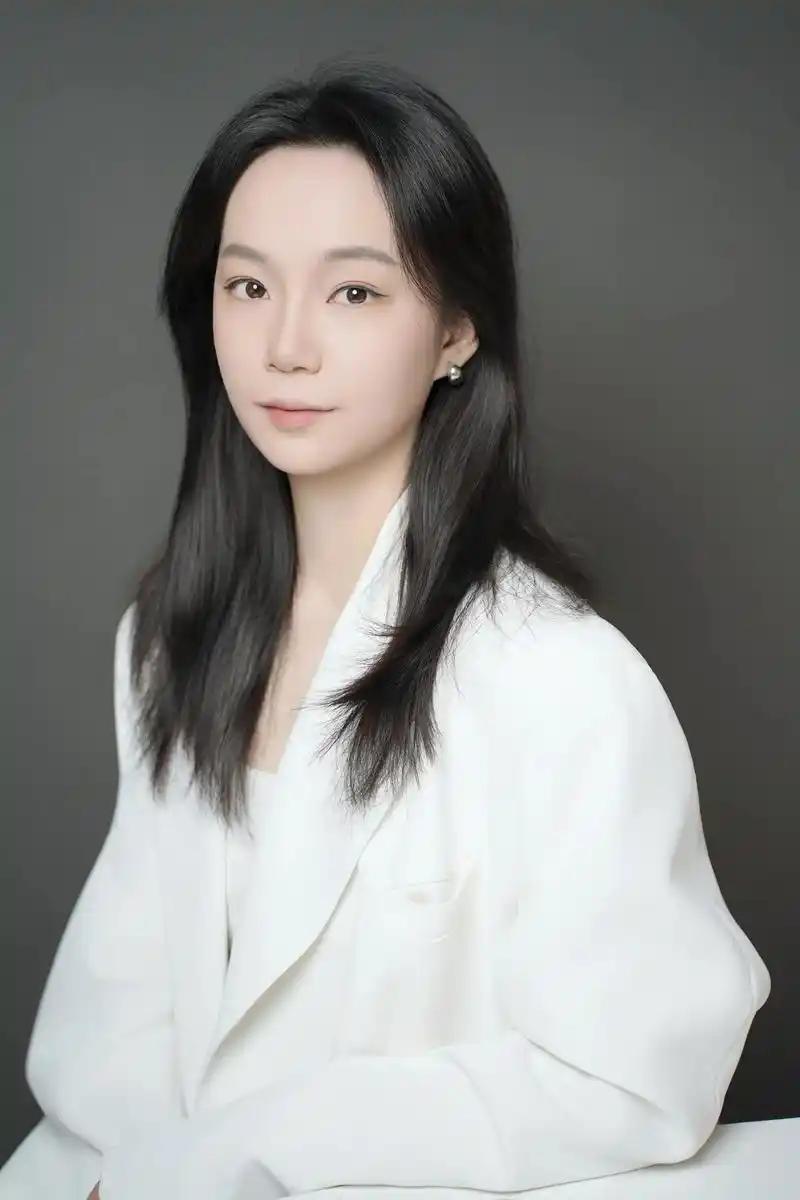 首先聚焦在眼睛：拍好人物肖像照的真正秘诀

快门按下去时，人物笑得自然，背景也很