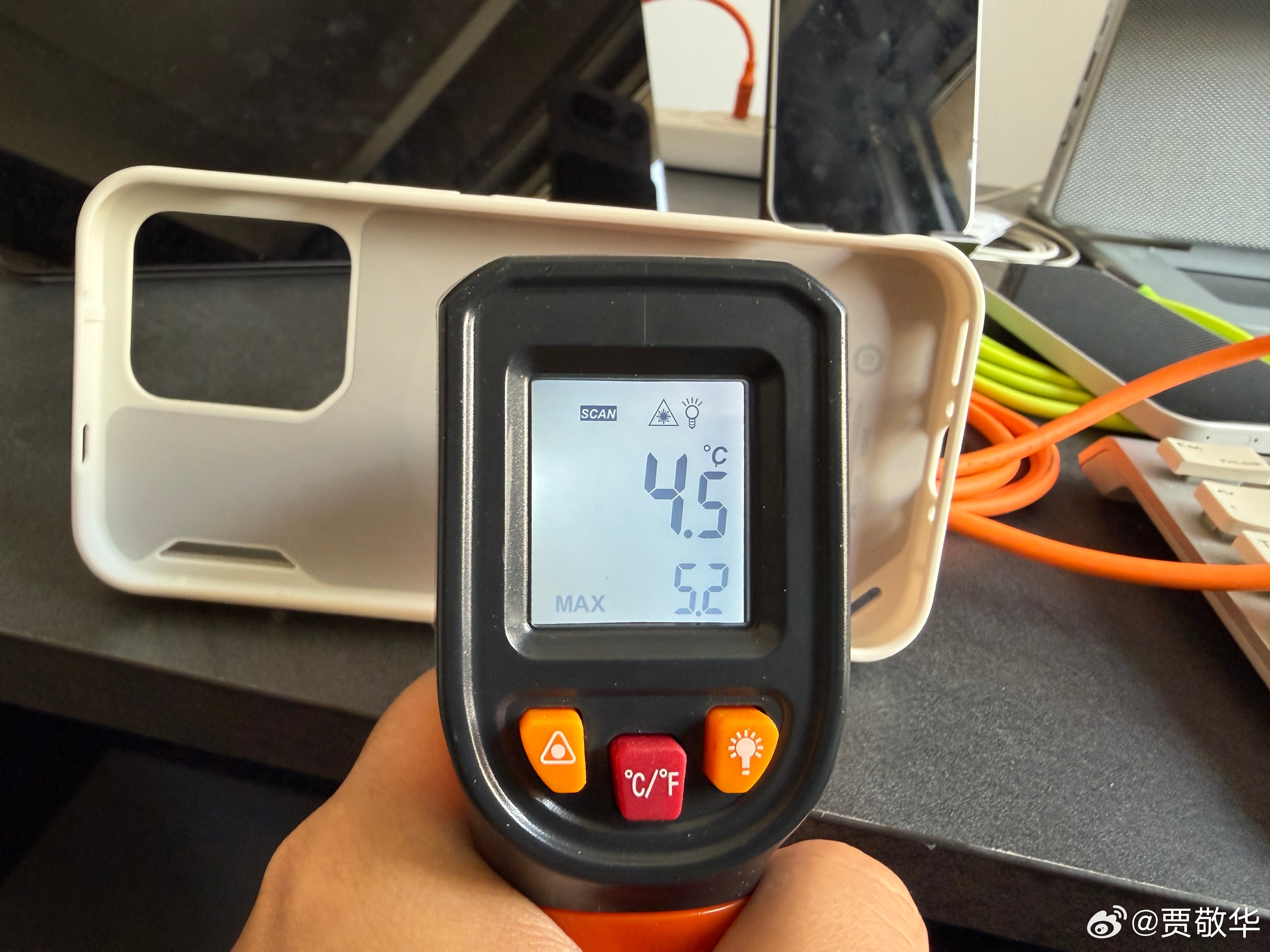 不到一分钟的时间，温度直接干到4.5度，这个散热器有点猛。要知道，冰箱冷鲜室温度