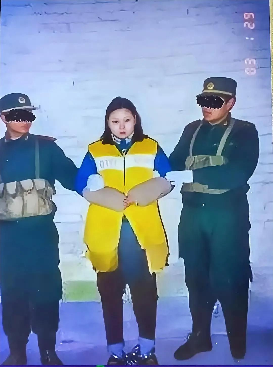 2003年，深圳监狱，一名女犯人在拘留期间，留下的一张老照片，从镜头中我们可以看