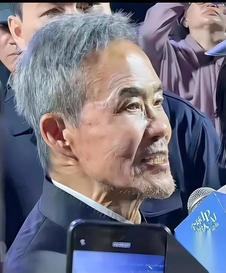 两个七十五岁

差别太离谱

为啥爱运动的反倒更显老？

一个是王石，跑全马登珠