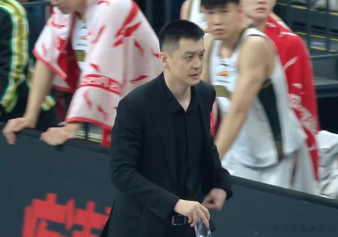 北京男篮vs辽宁男篮中国篮球挺丑陋真的这比赛裁判真牛B，哈哈哈