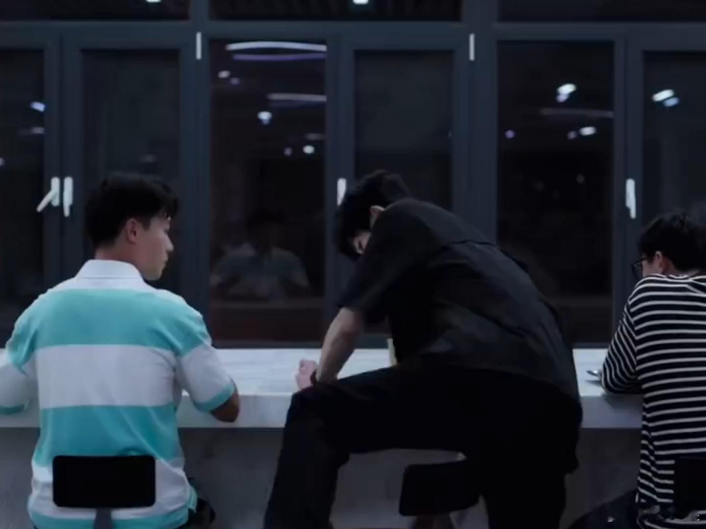 张凌赫 腿长就是这么下凳的见过下椅子没见过这么嚣张的！张凌赫长腿一迈轻松过吧台椅