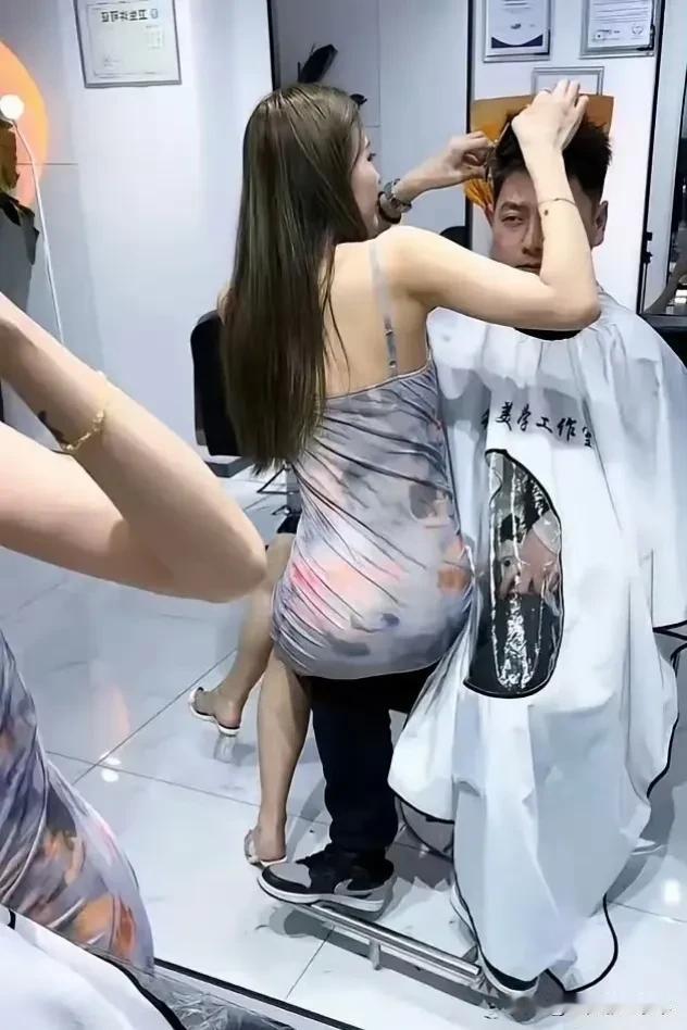 这是正经做头发的吗？
就因为有这种女人做头发，很多喜欢美发行业的女性不得不退出，