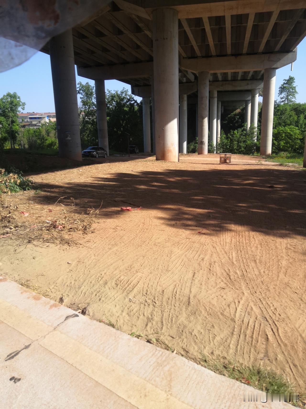 高速路下好乘凉
成都市外环路，这里是金堂县竹篙镇前往广兴镇路上，太阳已经西下了，