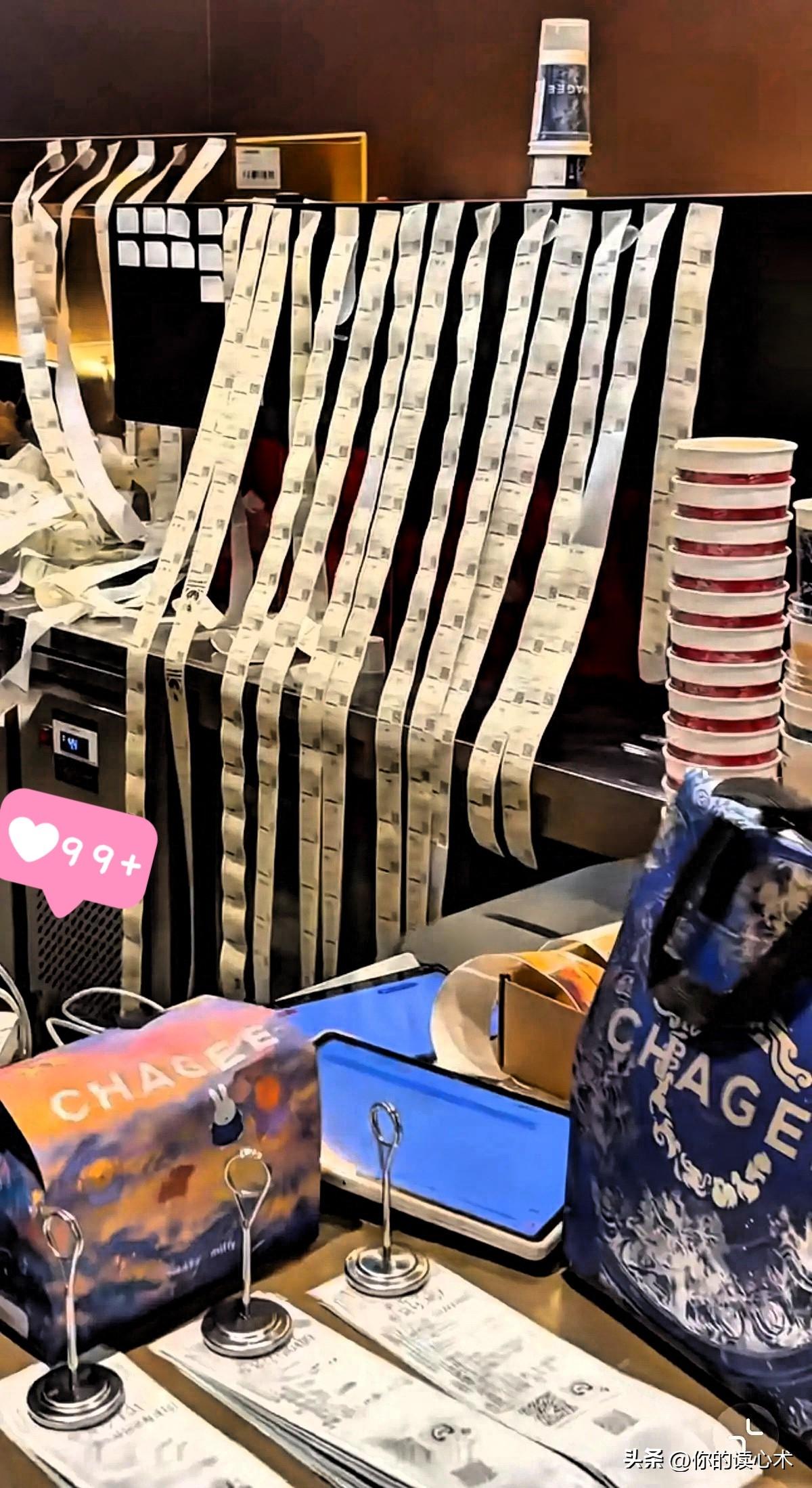 一觉醒来，
霸王茶姬的店员们天塌了。
他们怎么也没想到，还没有开门营业，店里的订