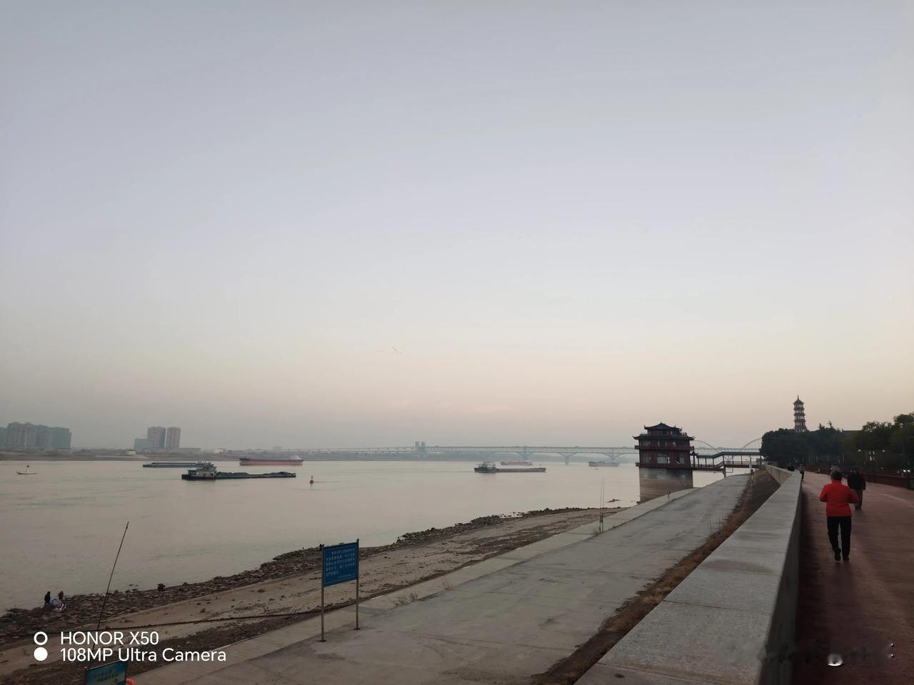 今年冬天的不同2026年1月9日长江岸边晨练赏九江长江大桥