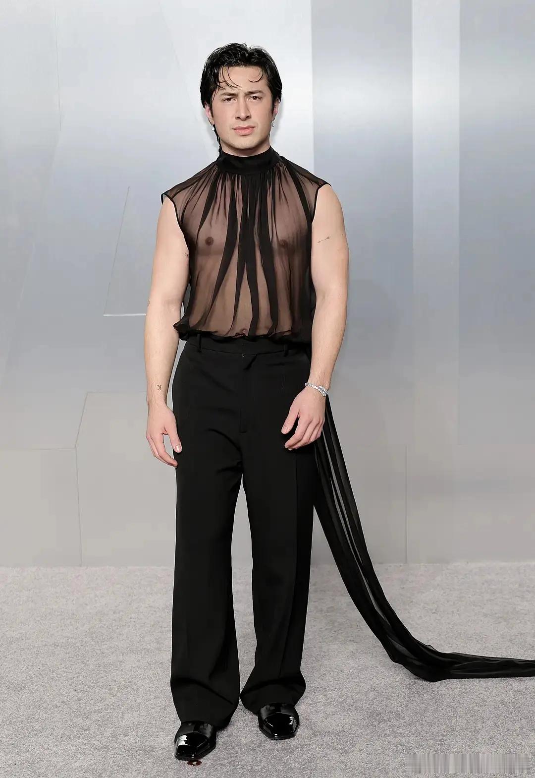 看到他的年龄我震惊了 01的。。。 