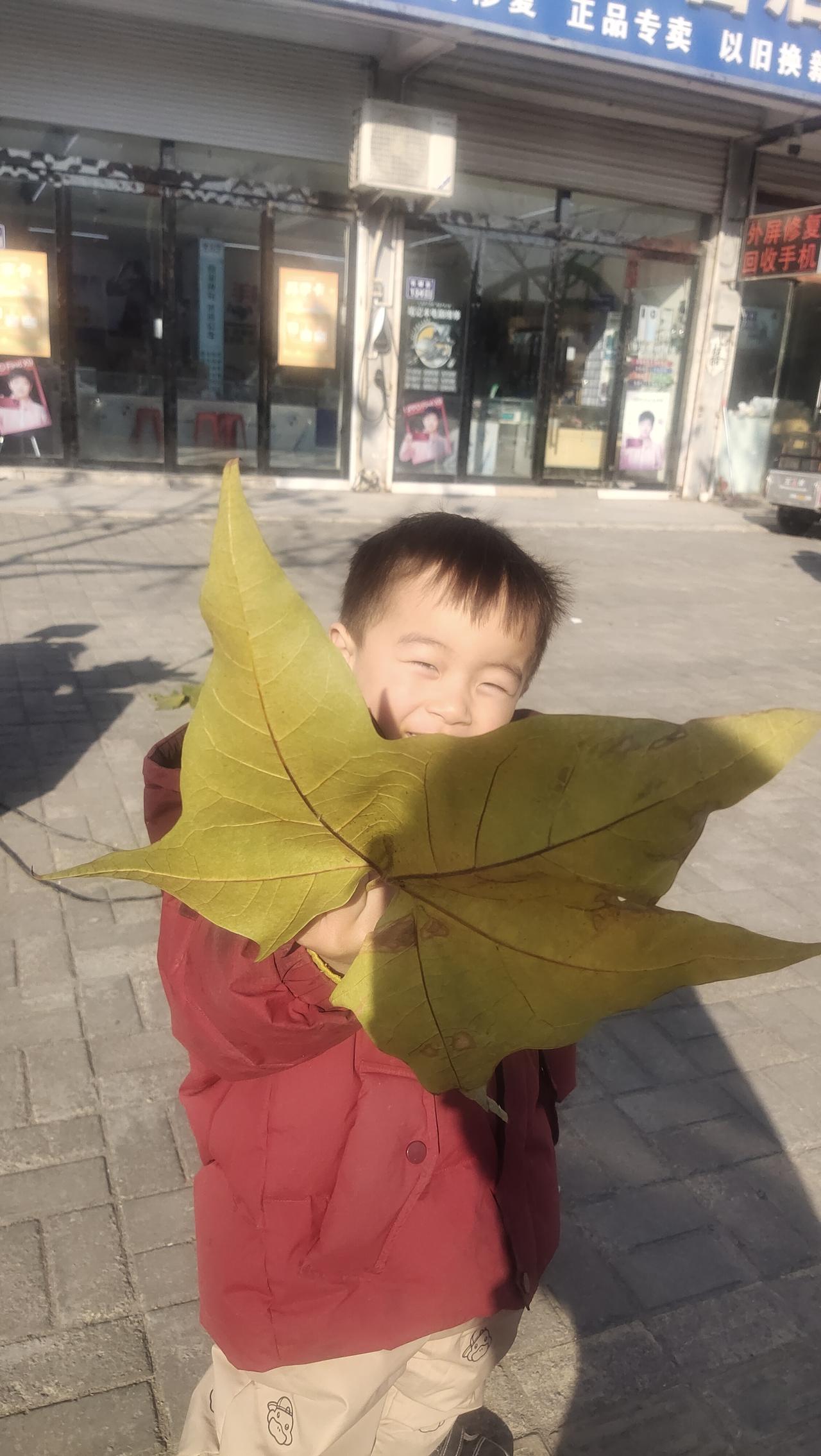 哎，养孩子好难
有时候觉得他好可爱，有时候又觉得他好调皮
就比如今天，他放学就说