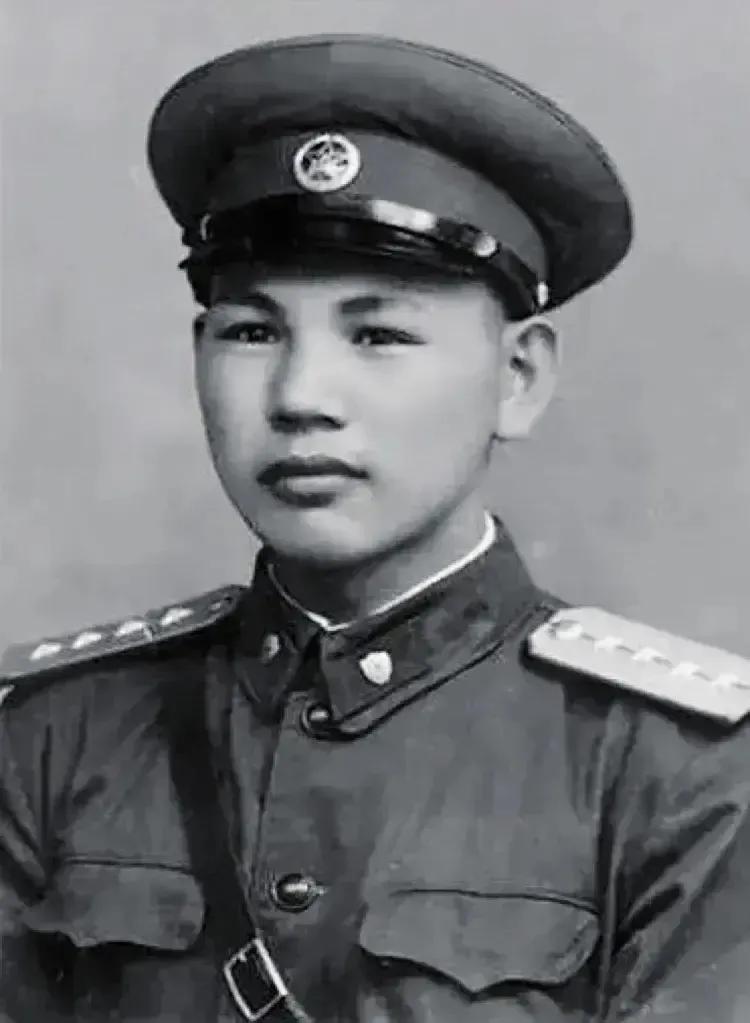 1945年，八路军在公路上伏击日军，排长见日军人数太多，就下令撤退，谁知一个小战