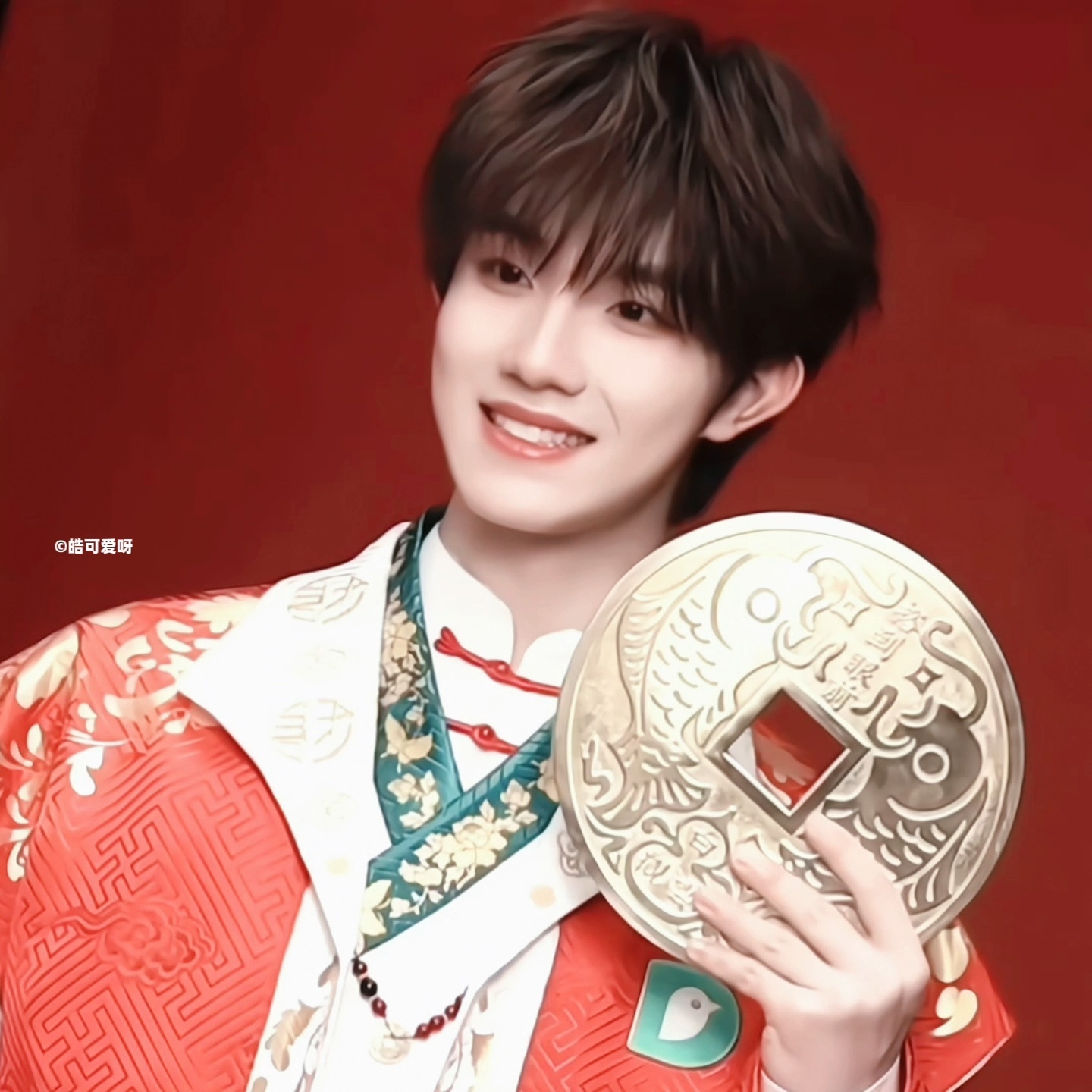 苏新皓拿苹果花苏新皓拿着苹果花也太苏了！白衣少年氛围感拉满，眉眼如画，温柔又帅气