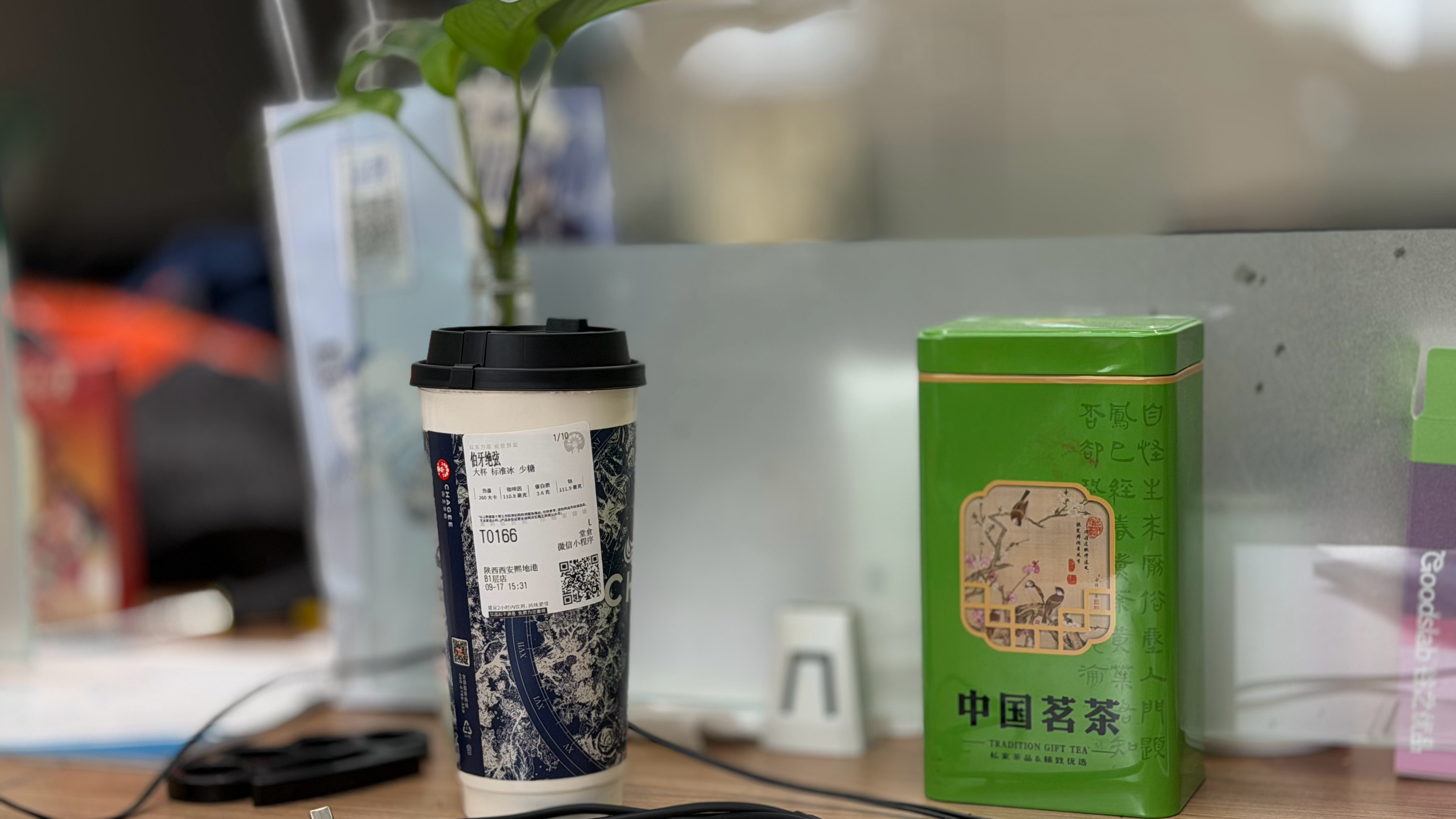 1、如果单位里某个人一天到晚不吭声，只管好好上班，也不跟别人斤斤计较，干活也不拈