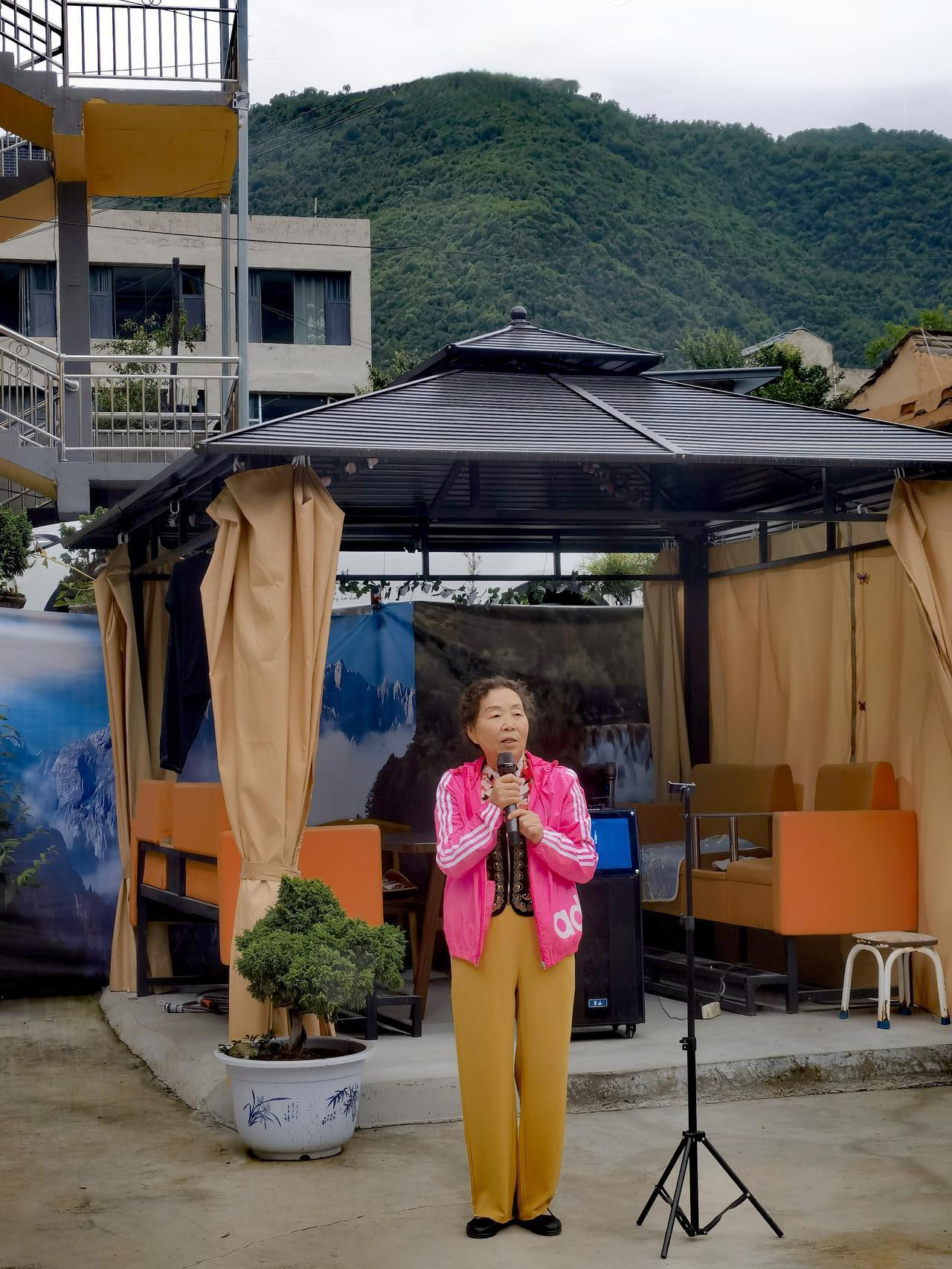 在官鹅沟旅居期间，我们举办了一场别开生面的文艺晚会，不仅自娱自乐，还吸引周边的游