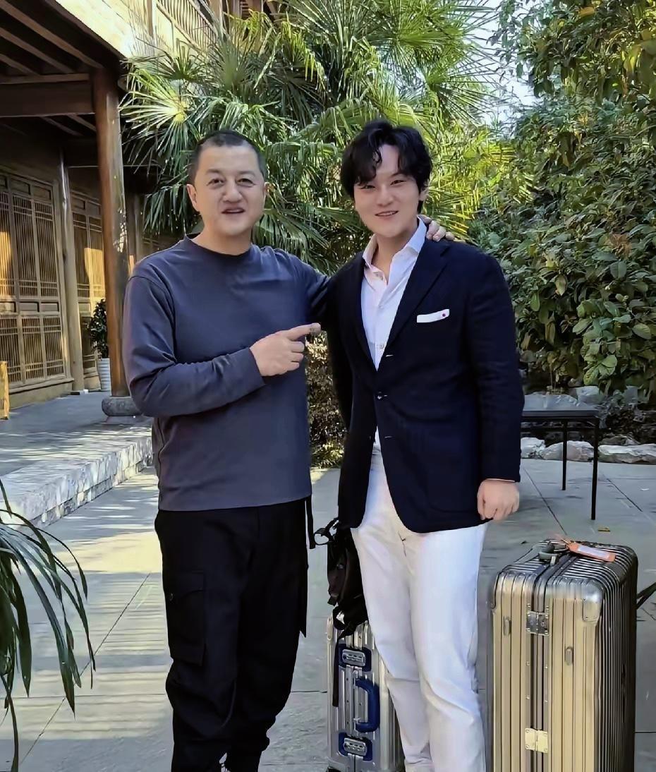 大年初六，李亚鹏去了陈光标家。
不是去拜年。是去送陈光标的小儿子陈环保出发。
那