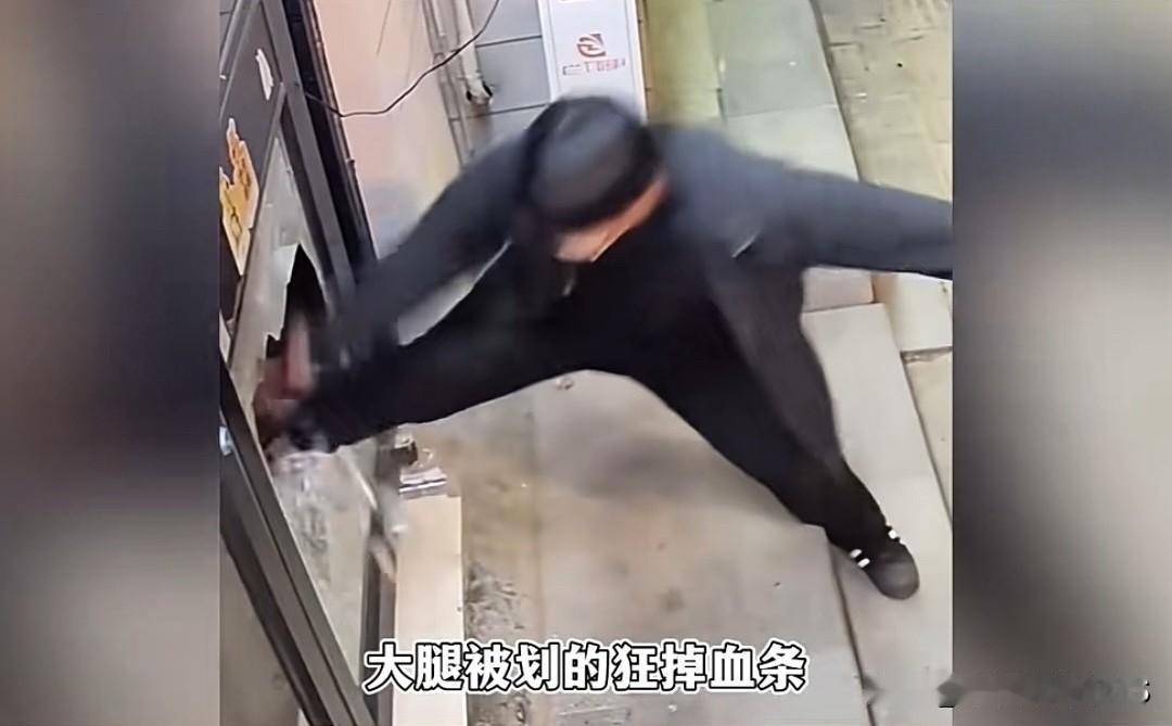 河南有四个精神小伙，去便利店搞“0元购”本以为能干票大的，结果还没有他们踹坏的玻