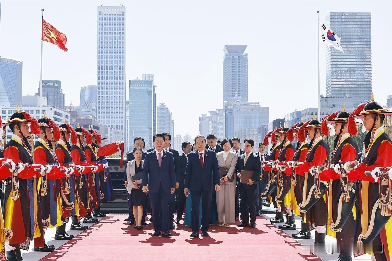 韩国：总拿历史装扮自己。韩国国会议长赵正湜欢迎来访的越南国会主席陈青敏，红毯铺地