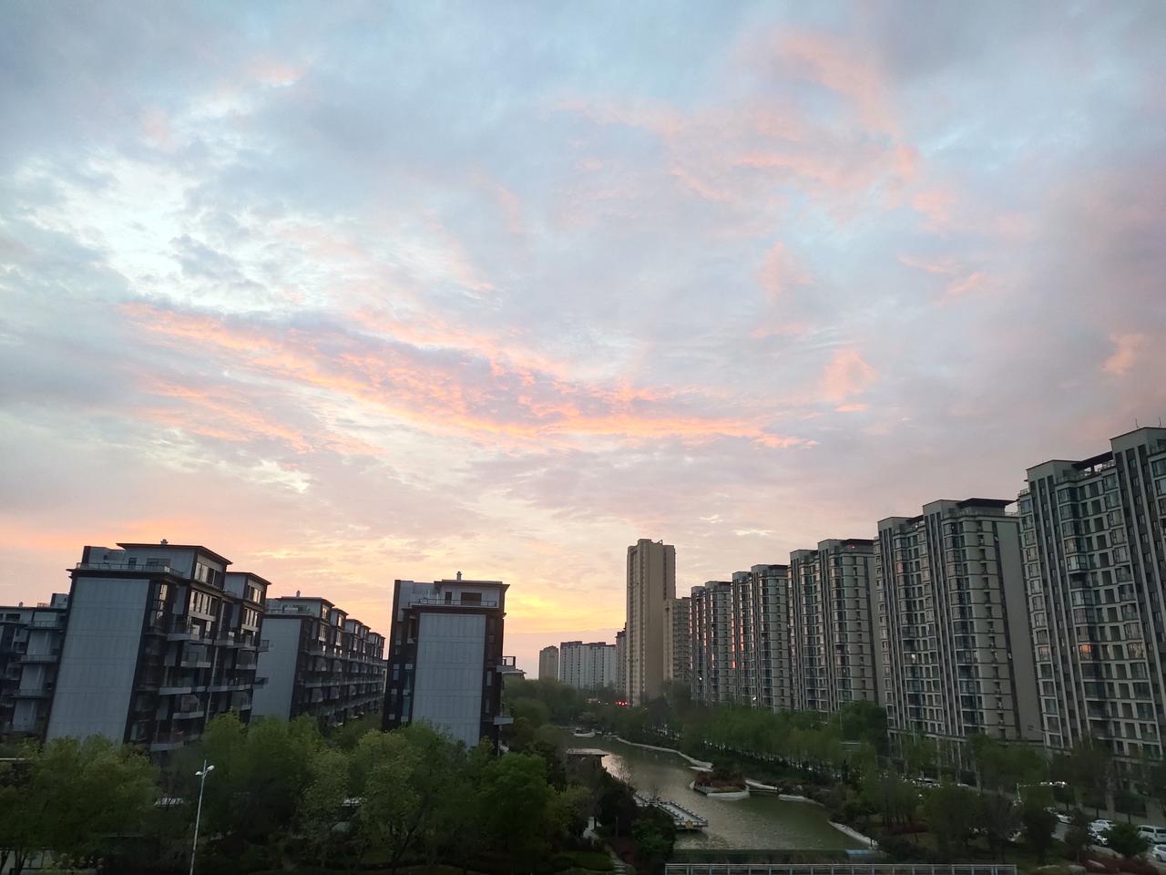 早上好！[彩虹]与满天朝霞不期而遇，迎接全新的一天！😊[加油]