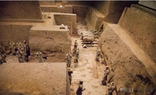 秦始皇陵位于陕西省西安市临近的一个小镇，作为中国古代最为宏伟的帝王陵寝之一，它的