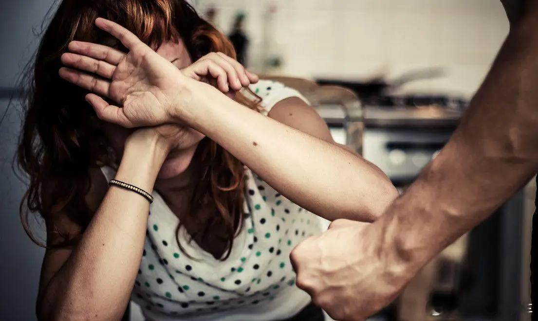 女子不堪家暴给丈夫投毒获刑3年半然后呢？家暴的就没事了？这不是双重打击吗，一辈子