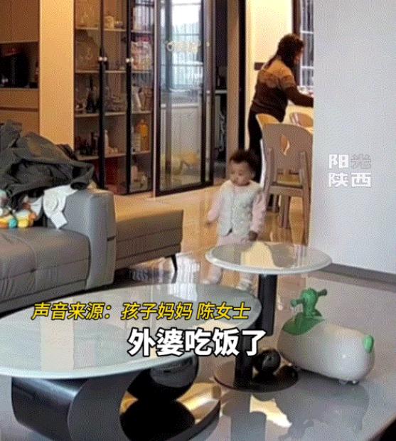 四川，一家子准备吃饭时，大人就叫孩子98岁的太姥姥过来吃饭了，不料一岁的孩子见太