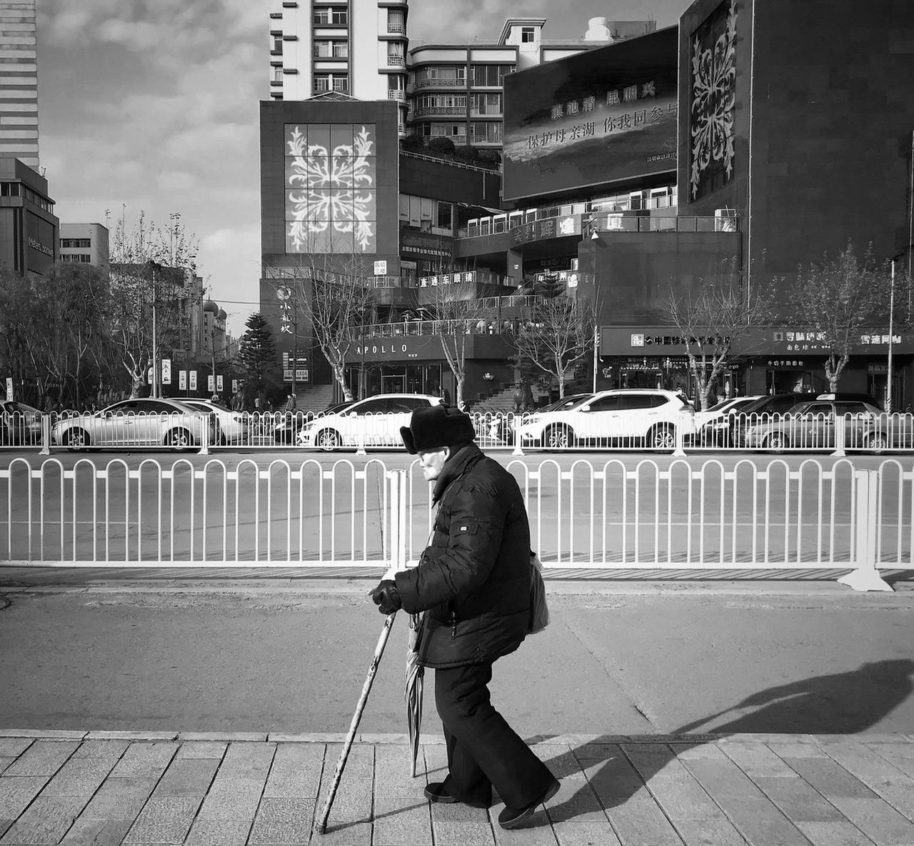 人老了，没钱是不是最大的悲哀，还真不好说。
要是穷困潦倒，没钱肯定是悲哀之一。年