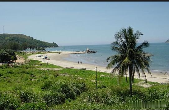 【沙扒湾】沙扒湾，湾似虹，沙如玉，岸边绿林含翠，海面碧波粼粼。轻柔的海岸线，独特