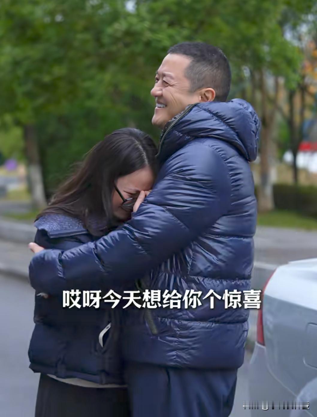 刚刷到李亚鹏和他第四个女儿同框的视频，很感动，也刷新了对他的印象。
 
这些年，