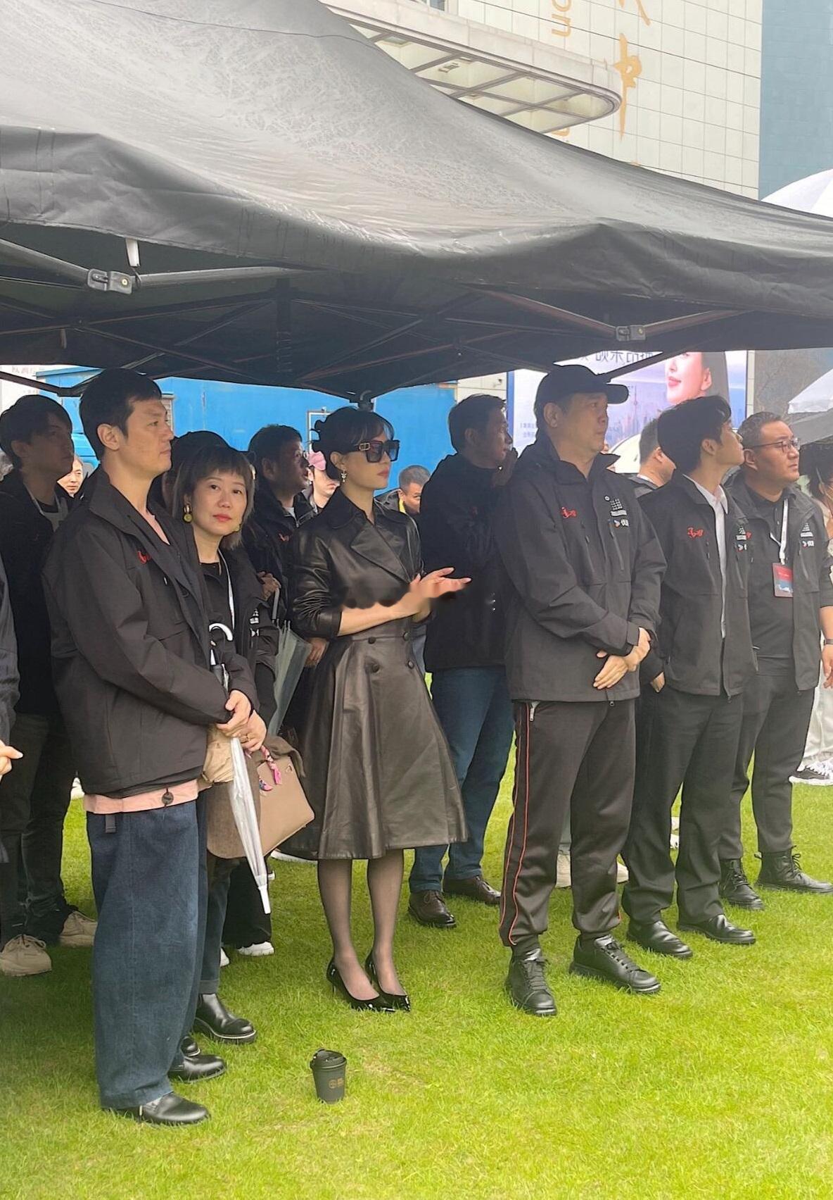 孙俪新剧开机仪式，皮衣造型很酷，突然觉得她很适合演文东恩！ ​​​