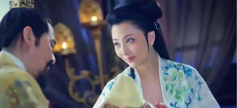 964年，后蜀皇帝孟昶降宋。赵匡胤宴请孟昶，目光却盯着姿容俏丽的花蕊夫人。7日后