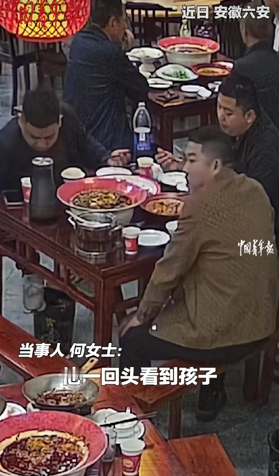 “监控拍下惊险一幕 ！”安徽六安 ，一对父母在饭店忙于生意，没时间顾及孩子 ，结