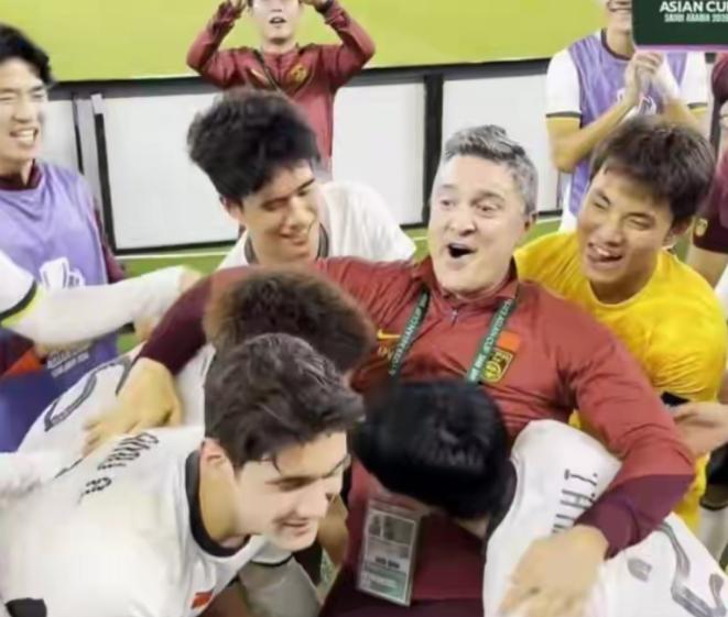 看了整场比赛，我最担心的不是U23能不能夺冠的问题，而是担心安东尼奥会不会被解雇