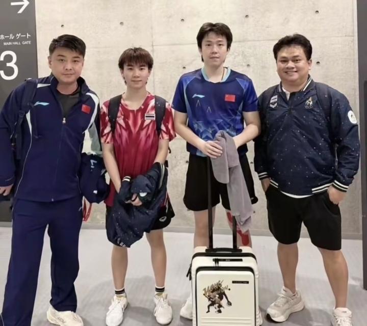 王楚钦赢了比赛后，对手找楚钦合照，这小孩还挺厉害的赢了楚钦2局，给楚钦也造成了一