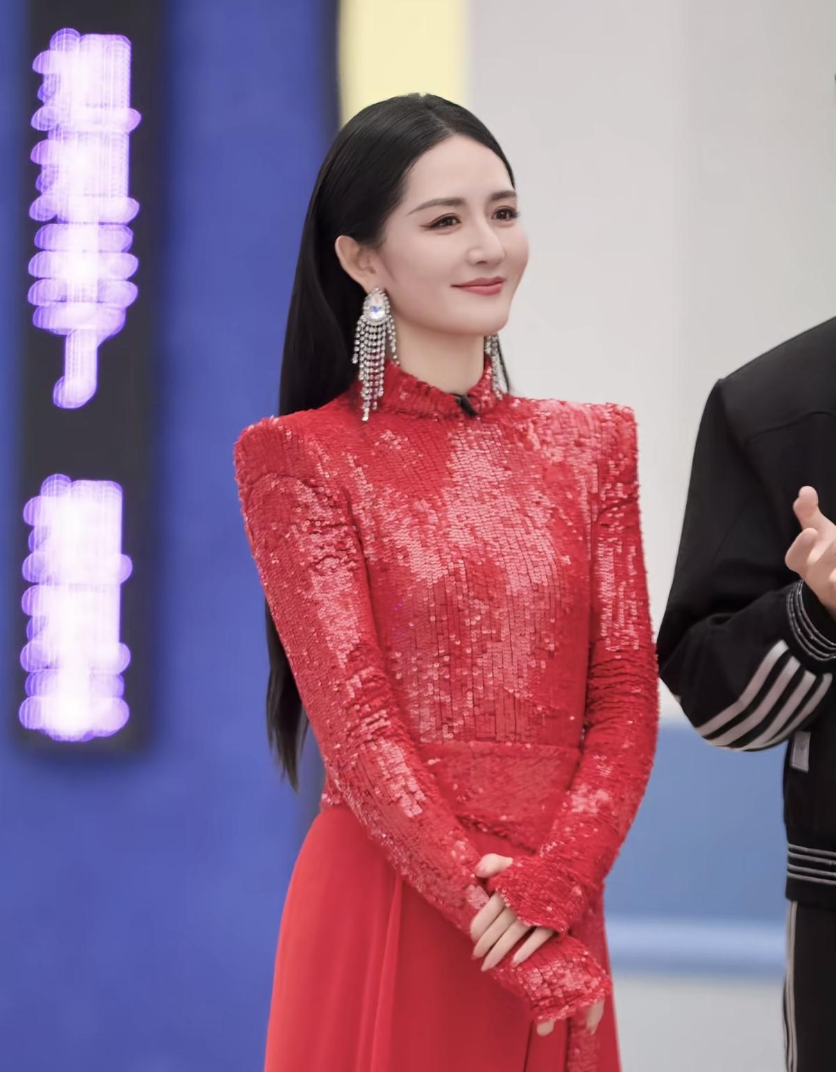 谢娜一袭红裙登场，笑容自带高光，这才是舞台该有的鲜活感[比心]谢娜一笑，整个世界