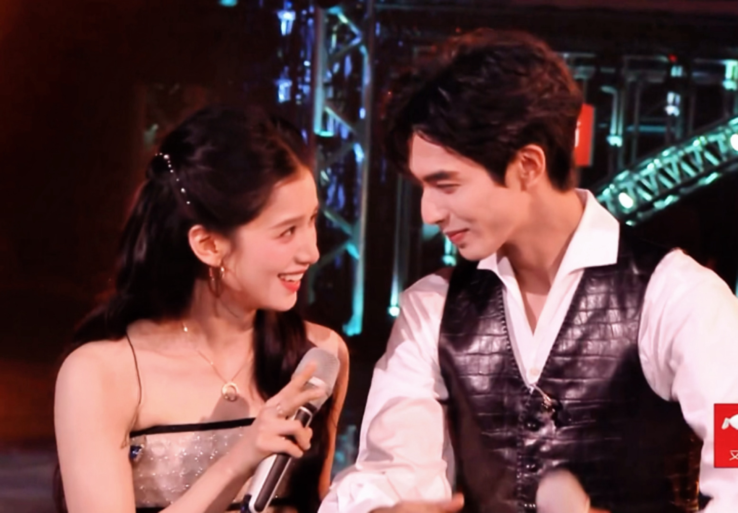 纯正夏威仪哥妹风味…🥰🥰湖南卫视跨年演唱会 张婧仪没站稳笑场了宋威龙张婧仪好