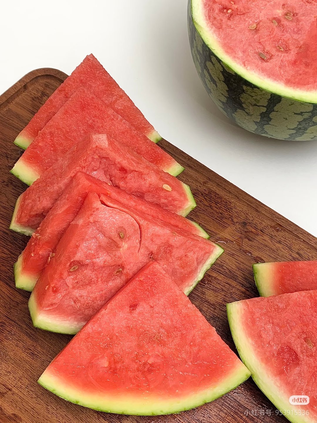 朋友圈式切西瓜盛夏的浪漫，从一刀切开冰镇西瓜开始🍉闷热的夏日瞬间被治愈，一半清