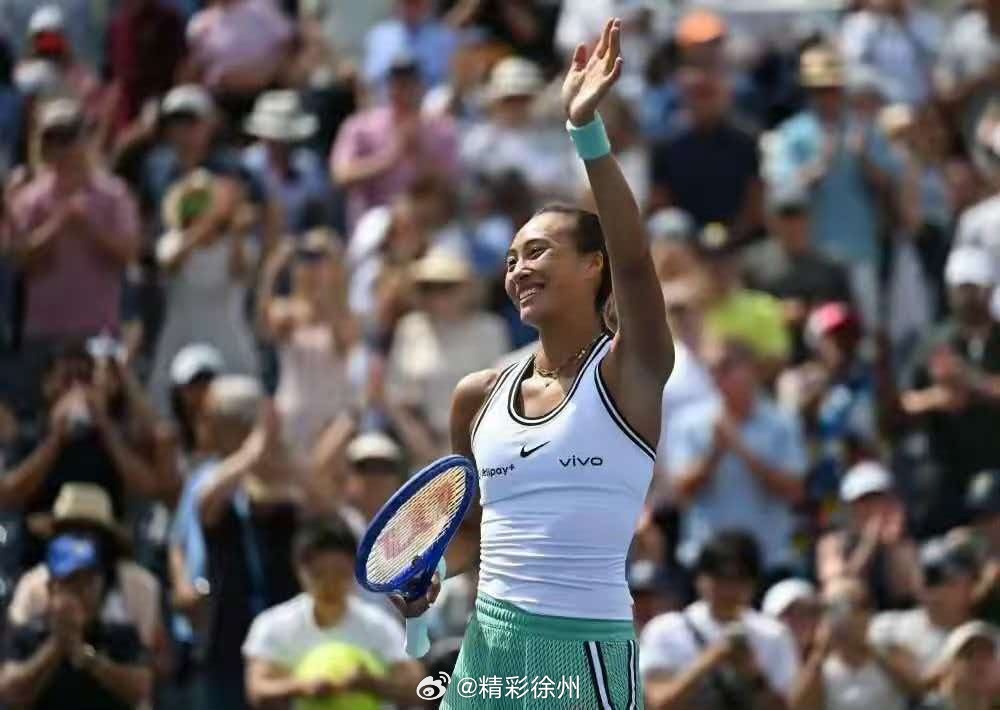 郑钦文谈世界排名曾跌至百名开外去年7月，长期困扰郑钦文的右肘伤势迫使她接受手术。