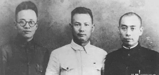 1936年，蒋介石在西安脱险后，在南京下飞机，何应钦第一个上去迎接，蒋介石却冷漠