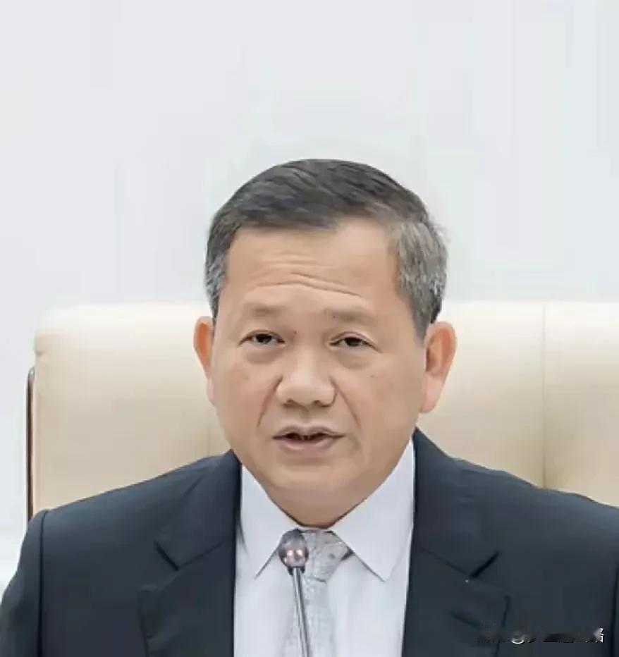 柬埔寨首相洪玛耐怎么看着这么老？
他才40多岁，两鬓斑白，额头上的皱纹好几条，像