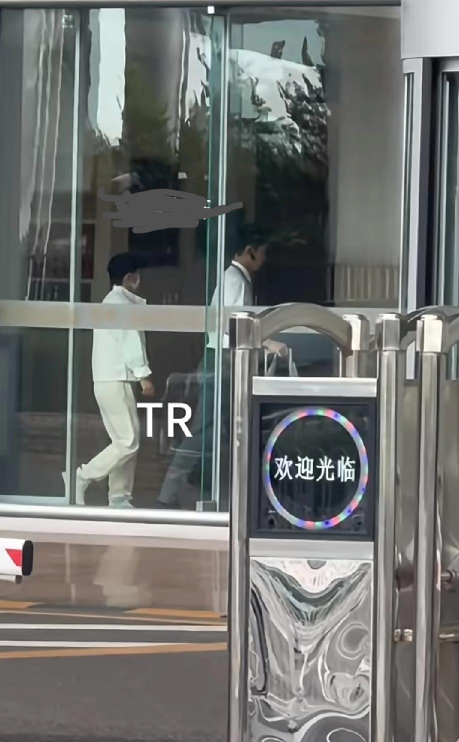 莎宝出征乒超第三阶段，火力全开！
 
刚刷到孙颖莎出发去参加乒超第三阶段比赛的画