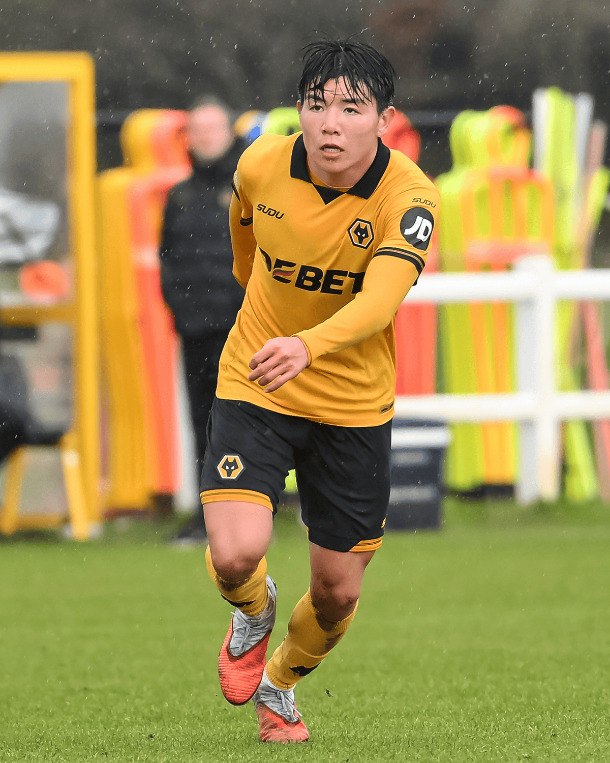 狼队官方：徐彬腿筋受伤结束租借归队，将在狼队进行康复