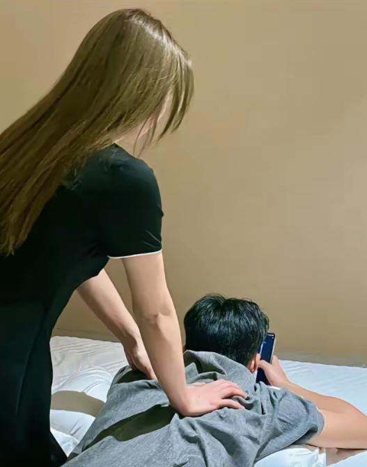 武汉一个21岁的小伙子，晚上去按摩店放松。结果按着按着，技师突然就跑了。小伙还没