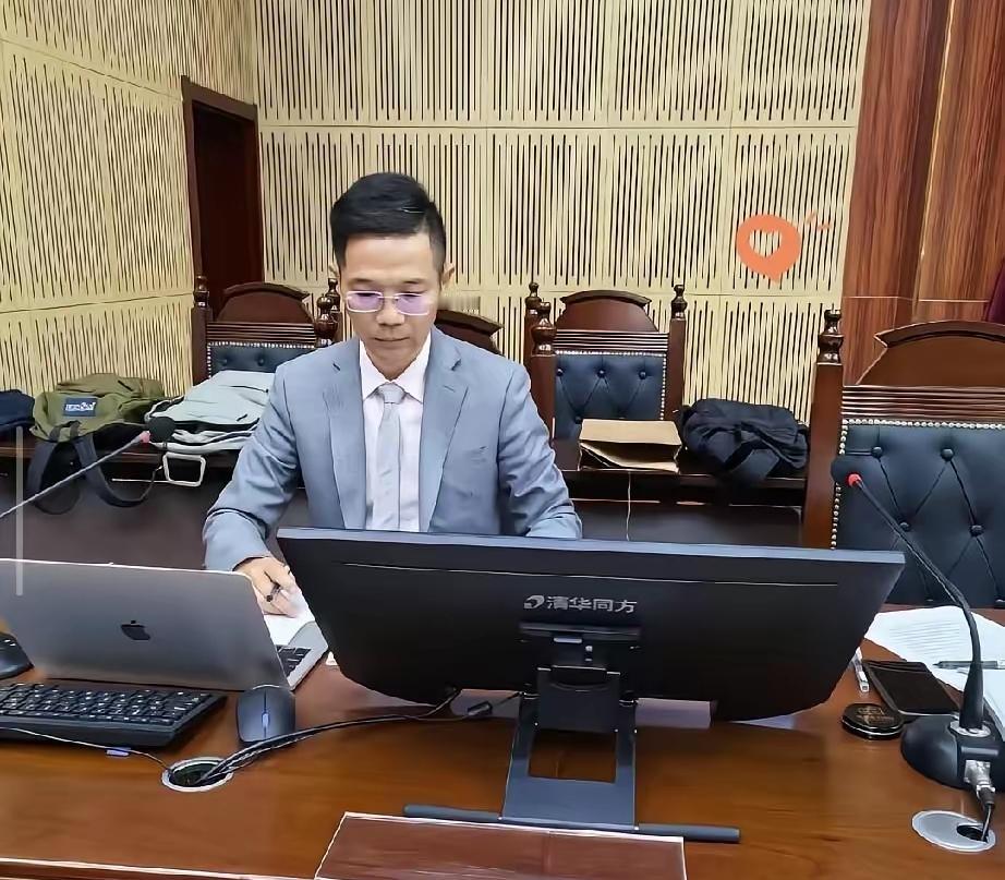 李圣律师是在博眼球，
是在吸粉，
利用人们的正义感博流量，
很多网友都这么说。