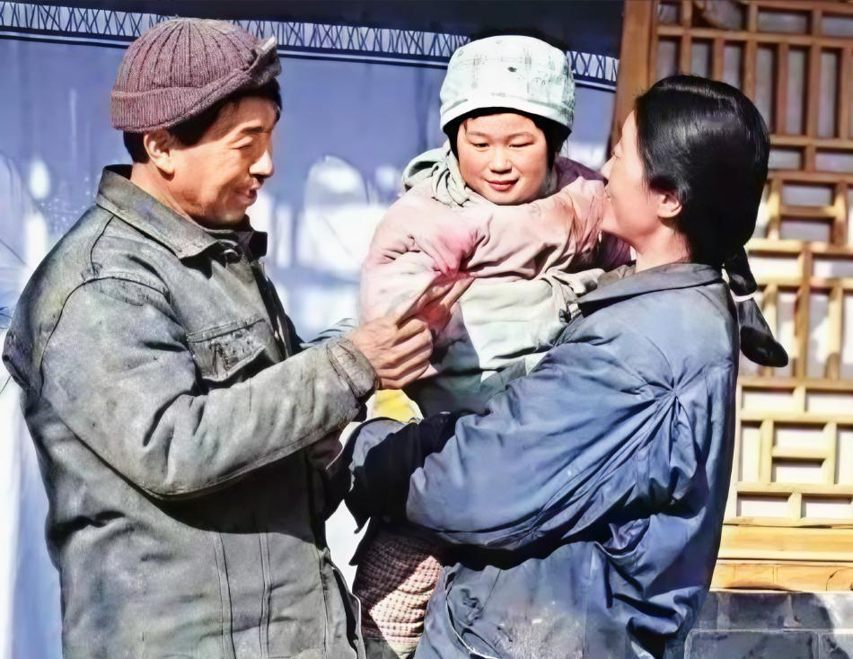这是北大校友探访学霸夫妇王青松和张梅时，给他们一家三口拍下的照片，王青松早在 1