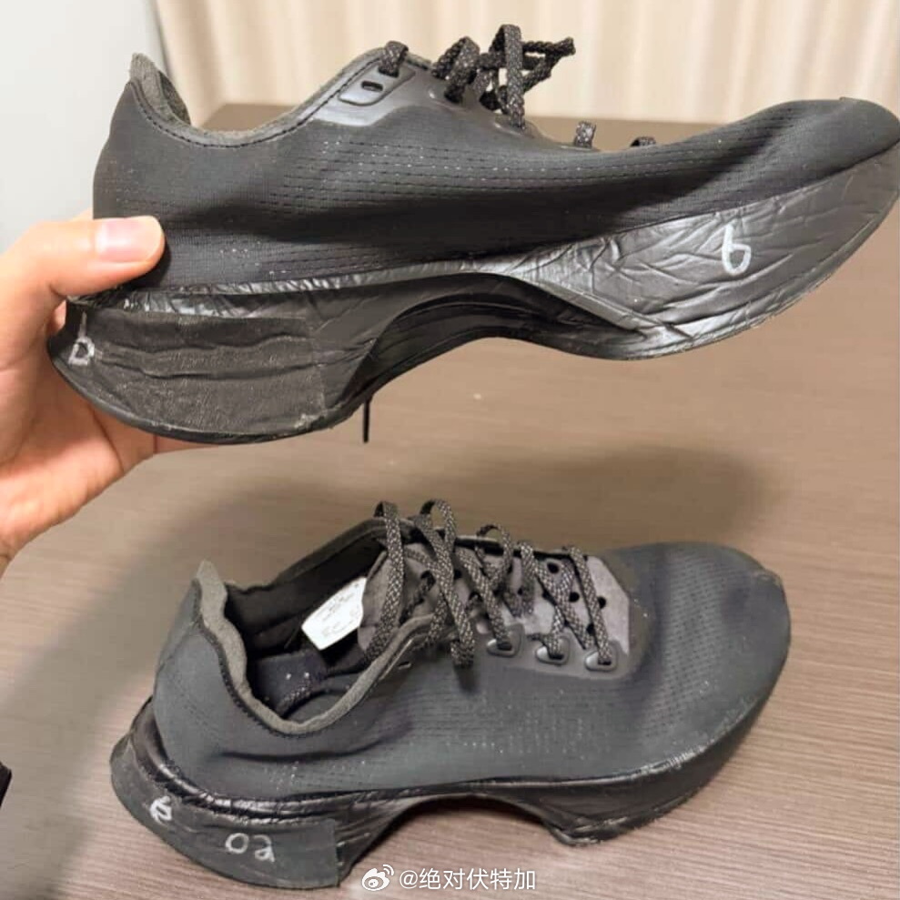 疑似耐克 Nike Vaporfly 5。当然有人说这双才是 网页链接跑步装备 