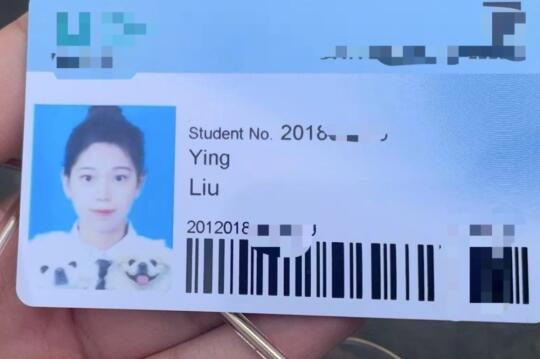 我的小狗和我一起毕业了