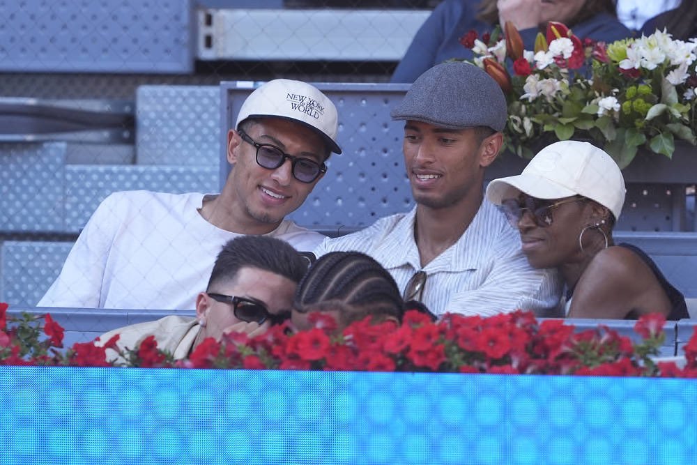 朱贝林 乔贝林 丹尼斯 恩佐在佩德罗的手机上一起自拍🤳马德里公开赛