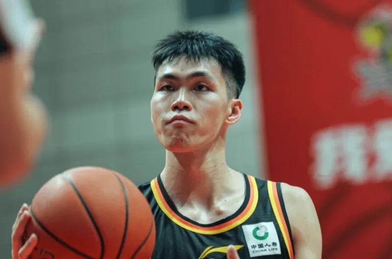 庞峥麟庞老六冲呀！全明星喽，全明星。
人气爆棚啊！
庞峥麟在新秀年，就打进全明星