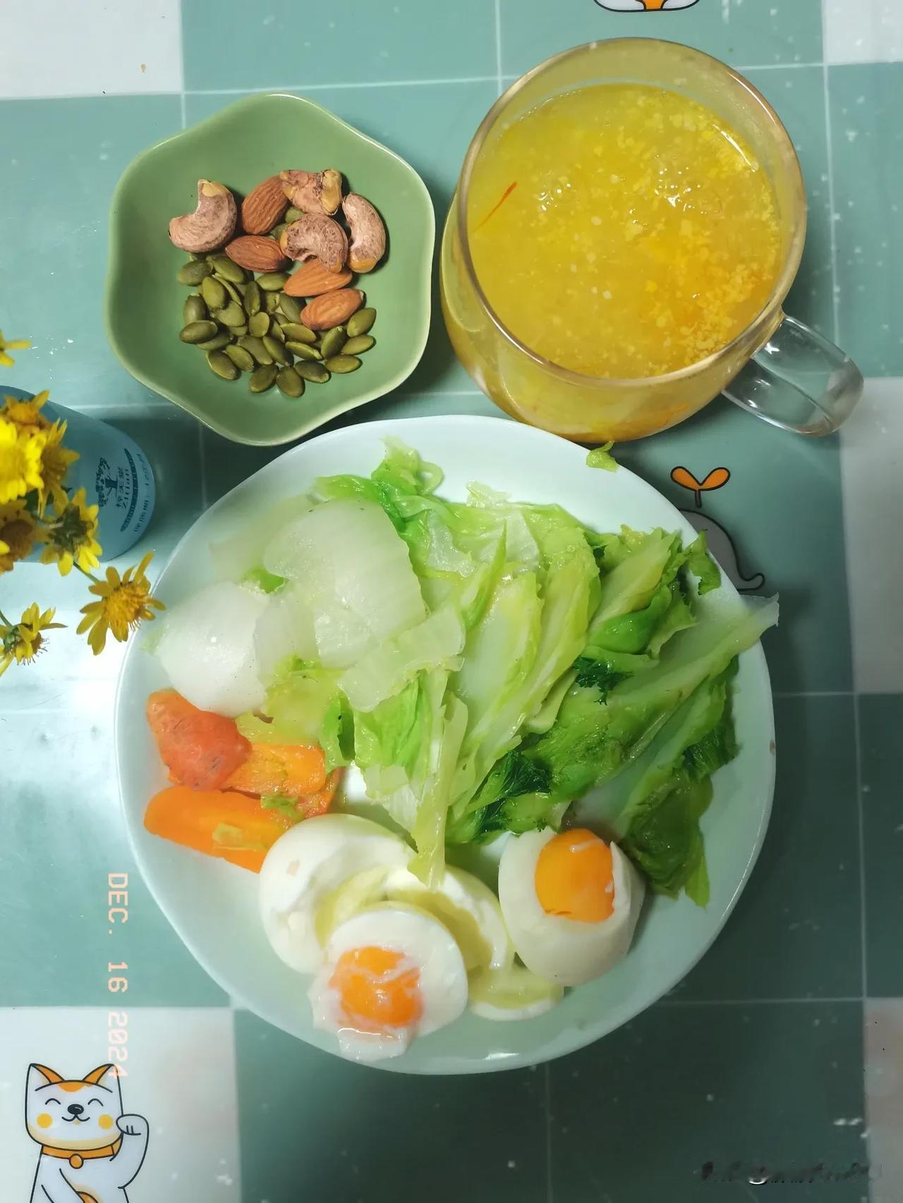 冬日绵绵之中年女性减脂早餐日记
主食：小麦胚芽
蛋白质：鸡蛋
蔬菜坚果：芽菜、黄