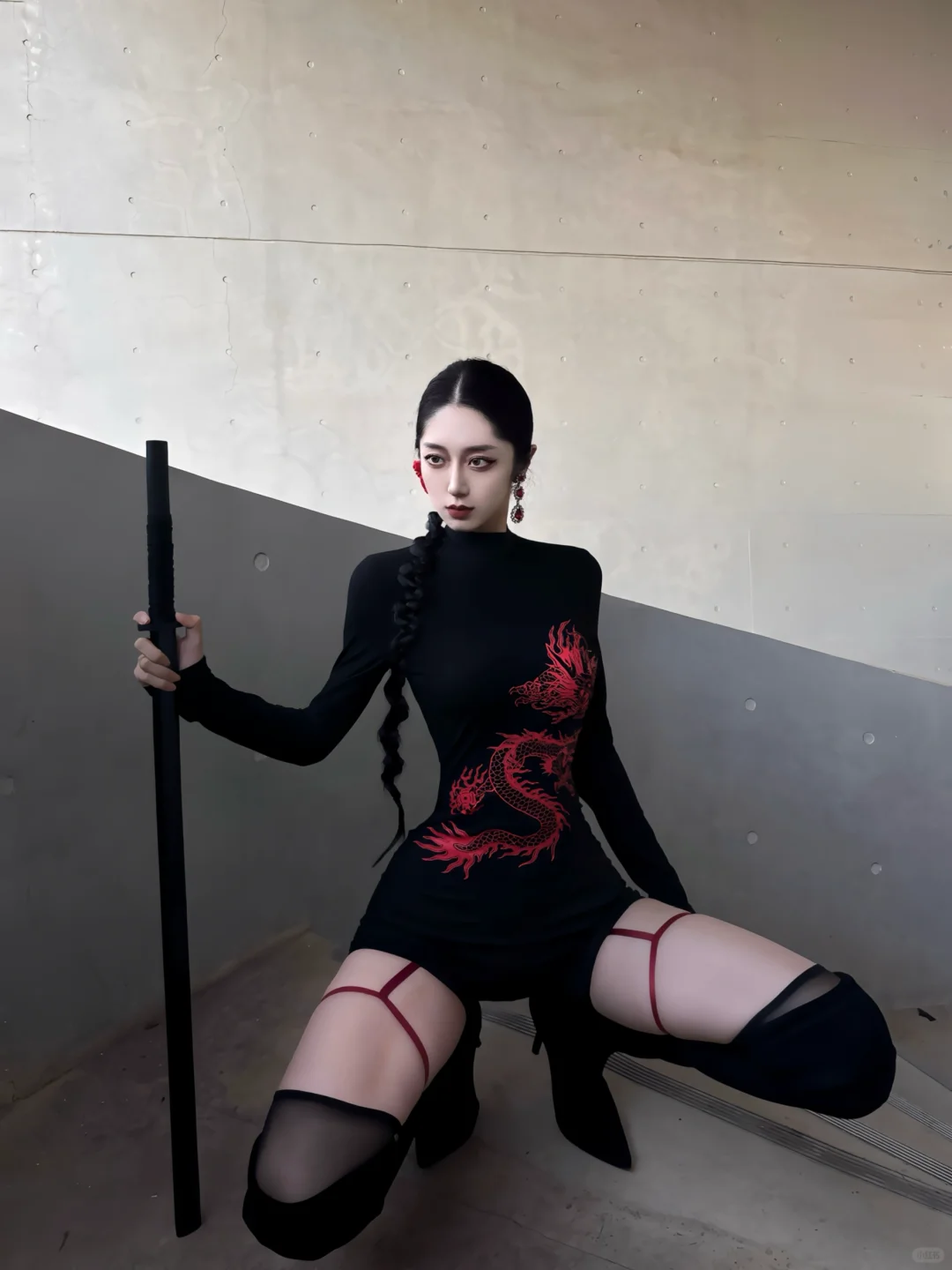 白人姑娘还想玩武士刀？