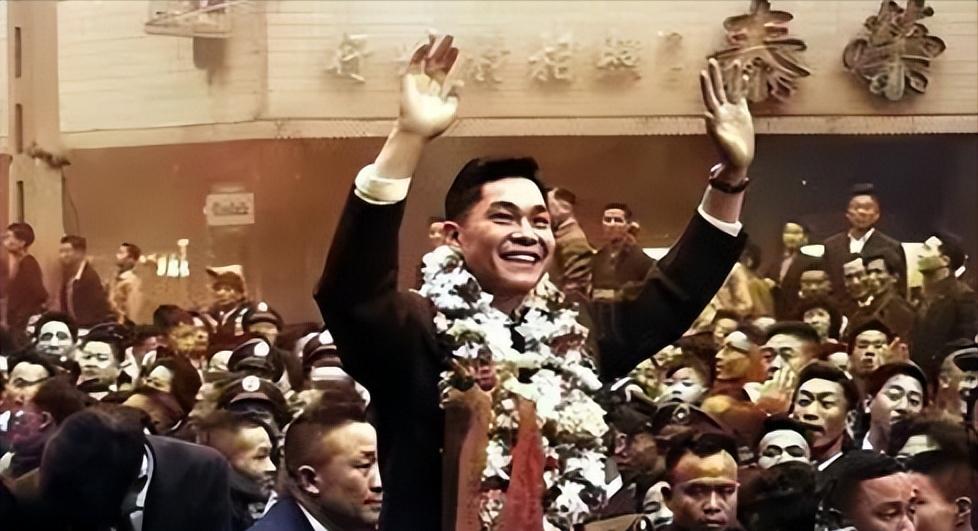 这是解放军叛徒刘承思投敌七天后的真实画面。只见刘承司洋洋得意，身上挂满了鲜花和奖